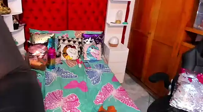 Snapshot of larafoxter chatting on December 13, 2024, 8:58 pm larafoxter online show from December 13, 2024, 8:58 pm