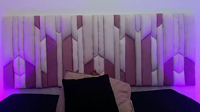 mia stanfort online show from October 18, 2025, 7:14 pm