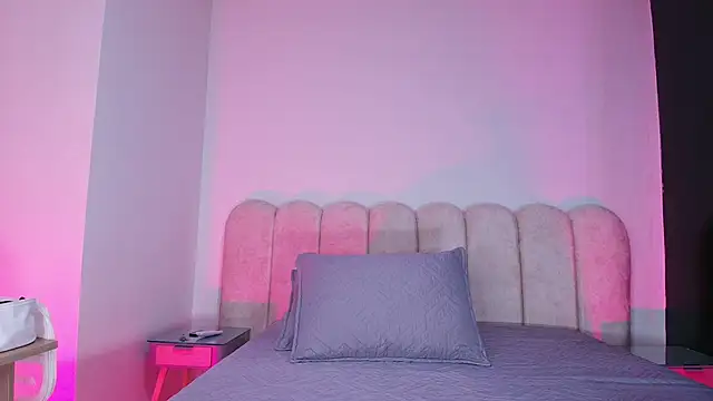 mia stanfort online show from November 22, 2025, 7:13 pm