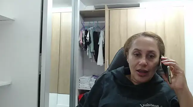 Snapshot of RoxanaLove9 chatting on January 3, 2025, 4:33 am RoxanaLove9 online show from January 3, 2025, 4:33 am