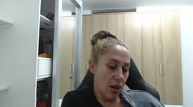 Snapshot of RoxanaLove9 chatting on January 5, 2025, 3:00 am RoxanaLove9 online show from January 5, 2025, 3:00 am