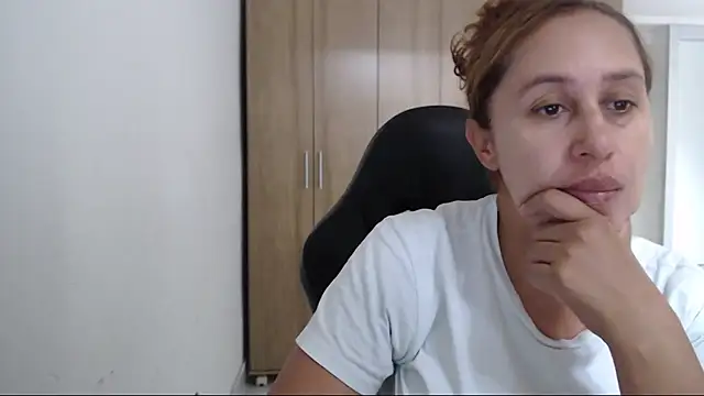 RoxanaLove9 online show from November 20, 2025, 5:45 pm