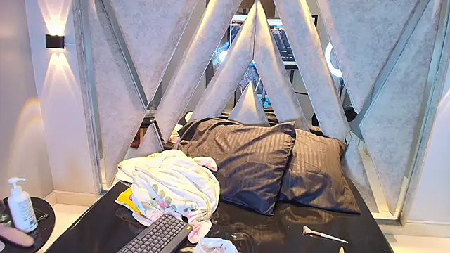 Annie9  online show from October 12, 2025, 8:30 pm