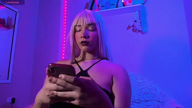 MadelineBenet online show from February 6, 2025, 2:22 am