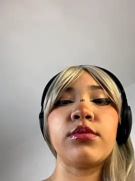 MadelineBenet online show from November 28, 2025, 2:58 am