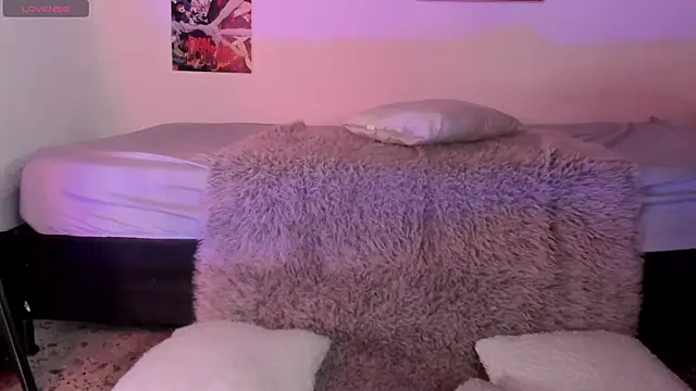 Luna-Chann online show from October 31, 2025, 8:32 pm