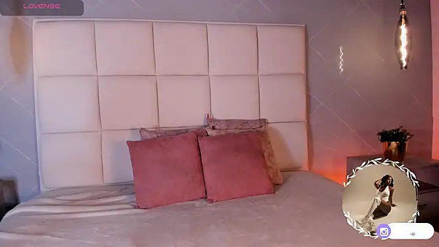 SaraMonroe1 online show from October 8, 2025, 11:30 am