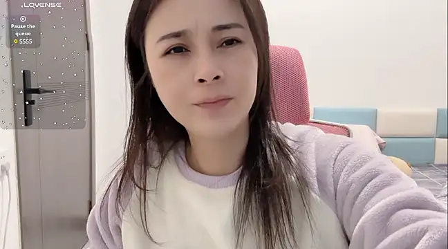 Snapshot of Qwi-V1 chatting on December 23, 2024, 12:30 pm Qwi-V1 online show from December 23, 2024, 12:30 pm