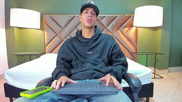 Tyler Rodriguez online show from October 23, 2025, 9:57 pm