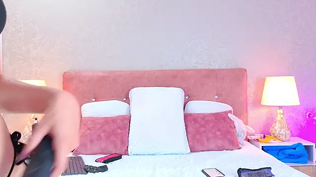 LiliFox18 online show from February 7, 2025, 7:06 pm