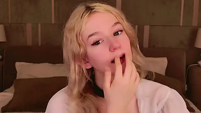 NaomiLoys online show from March 10, 2025, 4:17 am