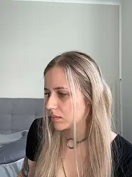 lunawolf21 online show from March 4, 2025, 8:02 am