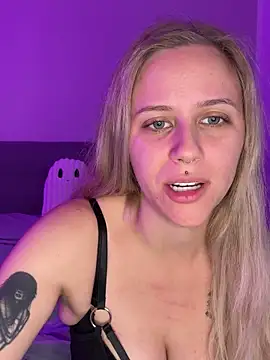 lunawolf21 online show from October 22, 2025, 6:57 am