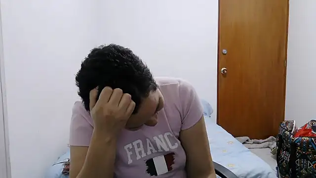 luxandracon23 online show from February 4, 2026, 1:11 am