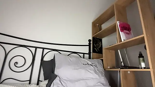 Kim Oberlin  online show from April 7, 2026, 9:48 pm