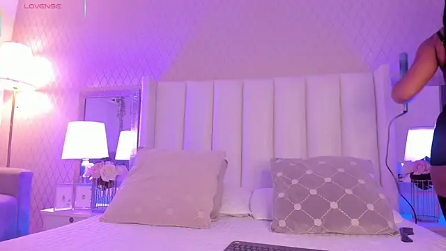 SophiaSmiiths  online show from November 7, 2025, 9:04 pm