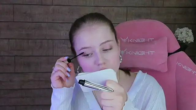 SelinSwarovski online show from September 15, 2025, 5:35 pm