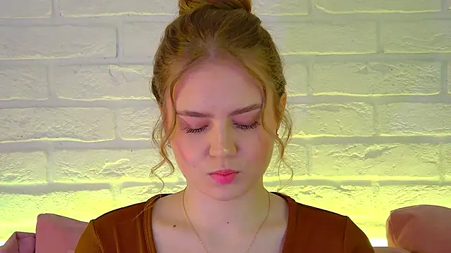 SelinSwarovski online show from February 22, 2026, 4:49 pm