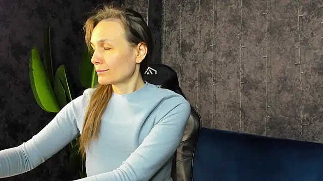 Lillian White online show from April 17, 2026, 12:57 am