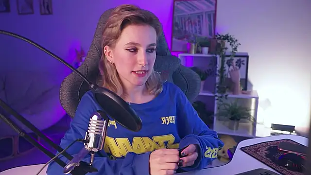 Snapshot of LuxRayi chatting on December 8, 2024, 10:14 pm LuxRayi online show from December 8, 2024, 10:14 pm