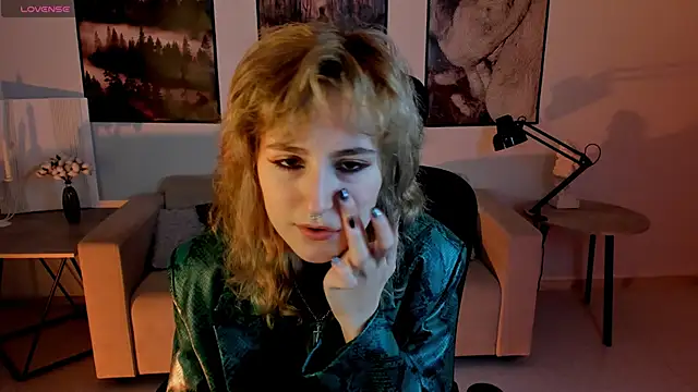 Snapshot of LuxRayi chatting on December 12, 2024, 3:05 pm LuxRayi online show from December 12, 2024, 3:05 pm