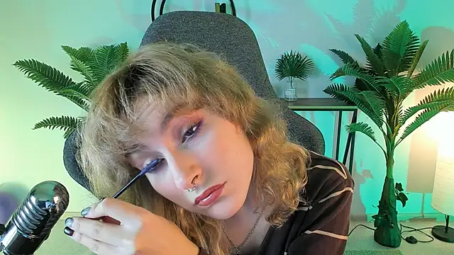 Snapshot of LuxRayi chatting on December 14, 2024, 2:53 pm LuxRayi online show from December 14, 2024, 2:53 pm