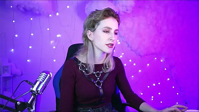 Snapshot of LuxRayi chatting on January 5, 2025, 6:45 pm LuxRayi online show from January 5, 2025, 6:45 pm