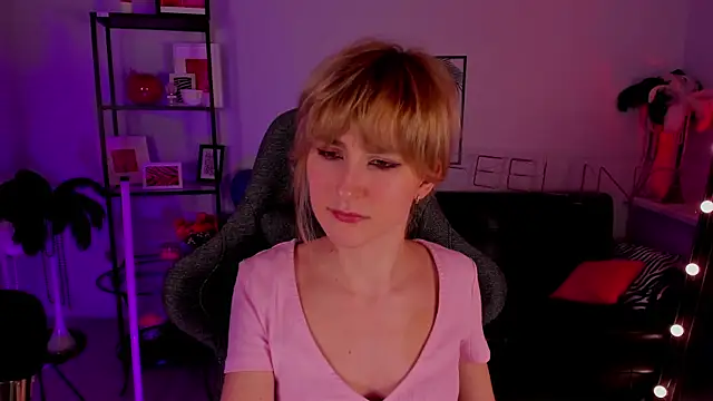 Snapshot of LuxRayi chatting on January 7, 2025, 6:03 pm LuxRayi online show from January 7, 2025, 6:03 pm