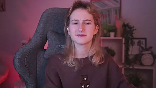 Snapshot of LuxRayi chatting on January 13, 2025, 2:50 am LuxRayi online show from January 13, 2025, 2:50 am