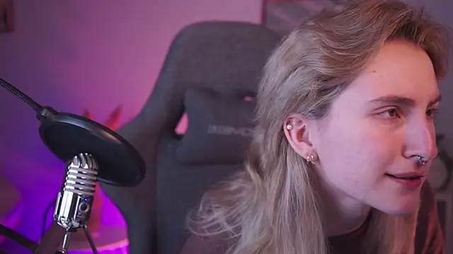 Snapshot of LuxRayi chatting on January 13, 2025, 5:55 am LuxRayi online show from January 13, 2025, 5:55 am