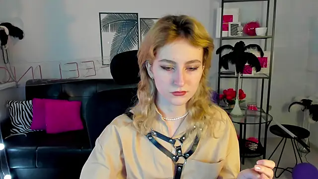 Snapshot of LuxRayi chatting on January 25, 2025, 2:58 pm LuxRayi online show from January 25, 2025, 2:58 pm