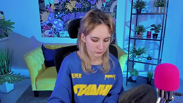 Snapshot of LuxRayi chatting on February 20, 2025, 9:20 pm LuxRayi online show from February 20, 2025, 9:20 pm