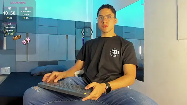 LiamNovak online show from November 30, 2025, 11:36 am