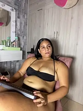 Snapshot of Violetrousse chatting on June 11, 2026, 12:54 am Violetrousse online show from June 11, 2026, 12:54 am