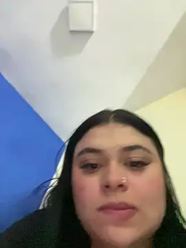 alissonfernandez  online show from April 3, 2026, 9:02 pm