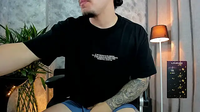 boyc022  online show from December 18, 2025, 10:21 am