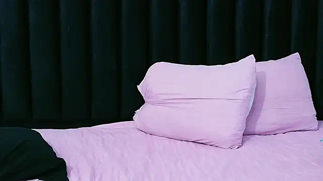 hornybarelylegalgirl online show from April 9, 2026, 12:32 pm