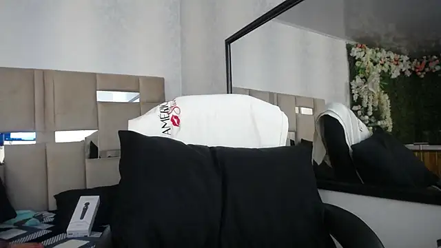 Queenjenn   online show from December 17, 2024, 2:11 pm