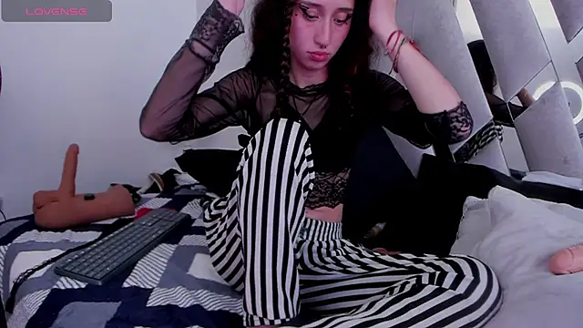 Queenjenn   online show from March 12, 2025, 9:24 pm