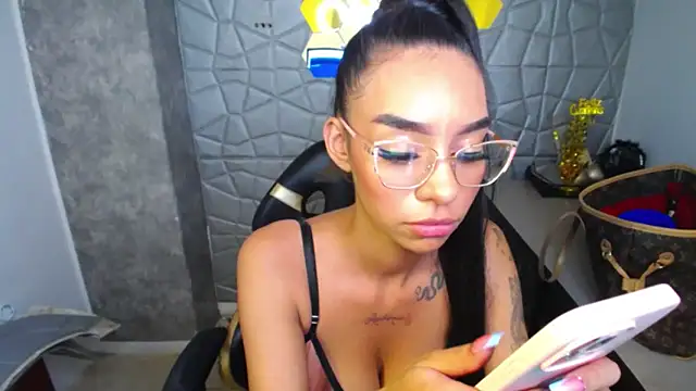 Tiffanny online show from March 12, 2025, 6:33 pm