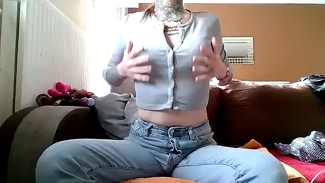 liloucamchaudee online show from March 6, 2026, 8:44 am