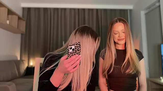 Snapshot of Julia_RL chatting on November 7, 2025, 9:04 pm Julia RL online show from November 7, 2025, 9:04 pm