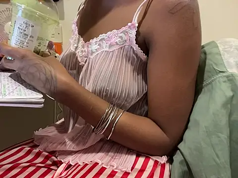 Snapshot of iveedie017 chatting on November 6, 2025, 11:48 pm iveedie017 online show from November 6, 2025, 11:48 pm