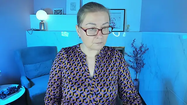 AlexandraKind online show from November 3, 2025, 8:32 pm