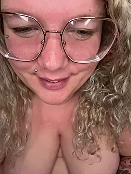 Snapshot of CurvyAnonymousGirl89 chatting on March 3, 2025, 9:15 pm CurvyAnonymousGirl89 online show from March 3, 2025, 9:15 pm