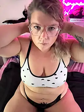 Snapshot of CurvyAnonymousGirl89 chatting on November 17, 2025, 4:13 pm CurvyAnonymousGirl89 online show from November 17, 2025, 4:13 pm