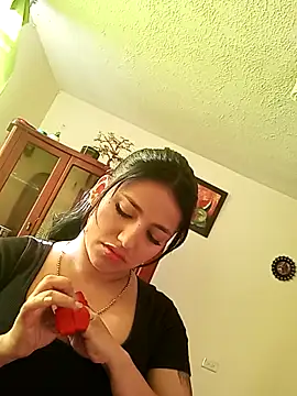 Naomy veracruz  online show from November 12, 2025, 12:16 pm