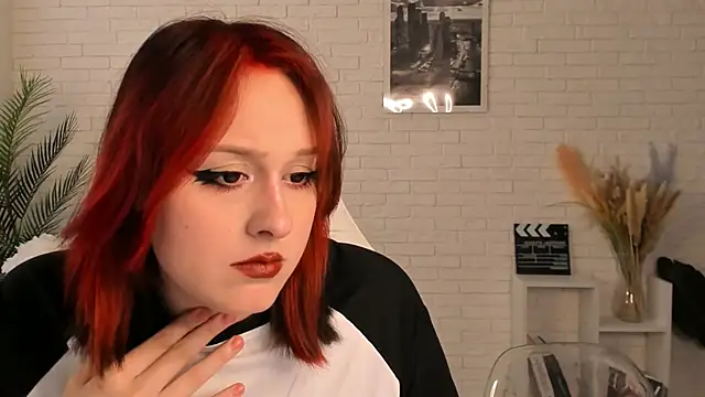 Snapshot of EdlaHatter chatting on December 4, 2024, 6:44 am EdlaHatter online show from December 4, 2024, 6:44 am