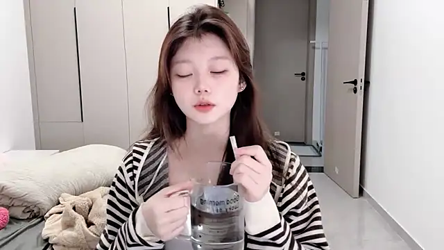 yangyang-1115 online show from October 9, 2025, 4:54 am