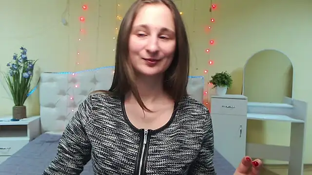Snapshot of MichelLeee chatting on February 3, 2025, 12:14 pm MichelLeee online show from February 3, 2025, 12:14 pm